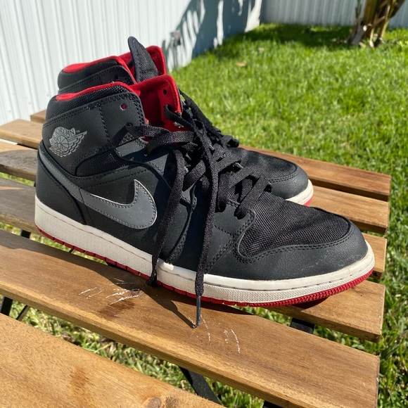Air Jordan Retro 1 Mid Cool Grey-Black Bred edition. - Picture 4 of 10